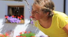 Magdalena genießt das frische Brunnenwasser