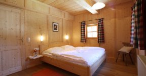 Gemütliche Zimmer mit viel Holz